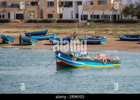 Un petit bateau de pêcheur peint traditionnellement dans le port de Rabat, au Maroc Banque D'Images