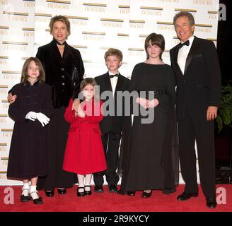 2004 Kennedy Centre Honoree Warren Beatty, à droite, arrive avec sa femme, Annette Bening, et les enfants, de gauche à droite, Isabel,Ella, Benjamin et Kathryn à l'édifice Harry S. Truman (département d'État) à Washington, DC, le 4 décembre 2004, pour un dîner offert par le secrétaire d'État américain Colin Powell.Au dîner, six légendes des arts de la scène recevront le Kennedy Center Honors of 2004.C'est la 27e année que les honneurs ont été accordés à des individus extraordinaires dont l'art unique et abondant a contribué de manière significative à la vie culturelle de notre nation et de la W Banque D'Images