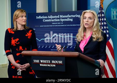 Washington, Vereinigte Staaten. 27th juin 2023. Le directeur du Conseil économique national Lael Brainard s'exprime à côté de la principale secrétaire de presse adjointe Olivia Dalton lors d'un point de presse à la Maison Blanche à Washington sur 27 juin 2023. Credit: Yuri Gripas/Pool via CNP/dpa/Alay Live News Banque D'Images