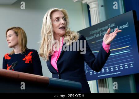 Washington, Vereinigte Staaten. 27th juin 2023. Le directeur du Conseil économique national Lael Brainard s'exprime à côté de la principale secrétaire de presse adjointe Olivia Dalton lors d'un point de presse à la Maison Blanche à Washington sur 27 juin 2023. Credit: Yuri Gripas/Pool via CNP/dpa/Alay Live News Banque D'Images