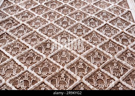 Mur sculpté à la décoration orientale dans un bâtiment religieux au Maroc Banque D'Images