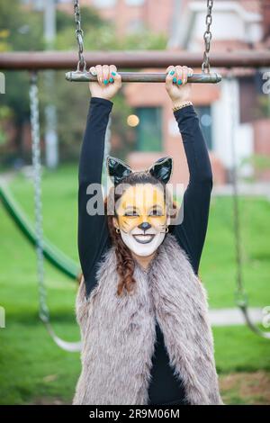 Belle jeune femme portant un costume de loup. Une vraie famille s'amusant en utilisant les costumes du petit conte de cagoule rouge à Halloween. Banque D'Images