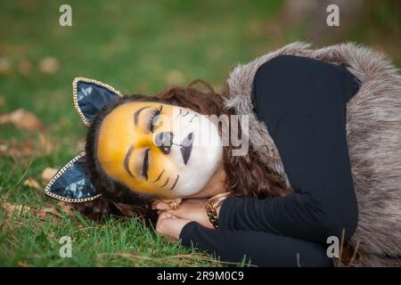 Belle jeune femme portant un costume de loup. Une vraie famille s'amusant en utilisant les costumes du petit conte de cagoule rouge à Halloween. Banque D'Images