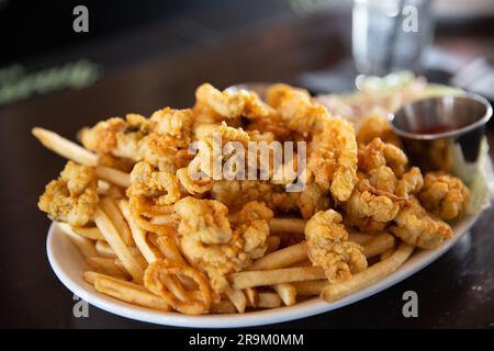 Calamari frit et frites servies avec une sauce cocktail Banque D'Images