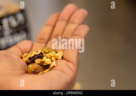 Main de granola biologique illustrée comme une garniture Banque D'Images