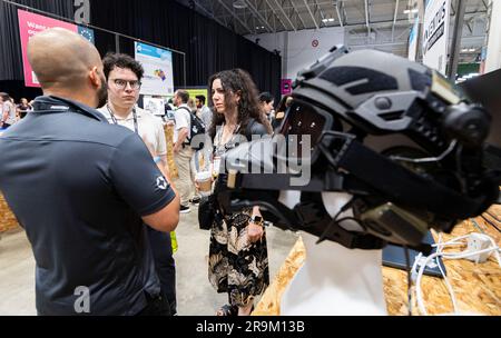 Toronto, Canada. 27th juin 2023. Les gens visitent le stand d'une start-up lors de la conférence collision 2023 à Toronto, Canada, on 27 juin 2023. La Conférence sur les collisions de 2023, une conférence technique annuelle en Amérique du Nord, se tient ici cette année de 26 juin à 29 juin. Credit: Zou Zheng/Xinhua/Alamy Live News Banque D'Images