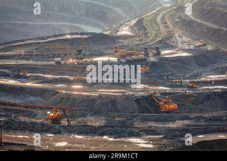 Mine à ciel ouvert dans l'usine minière et de traitement, vue aérienne Banque D'Images