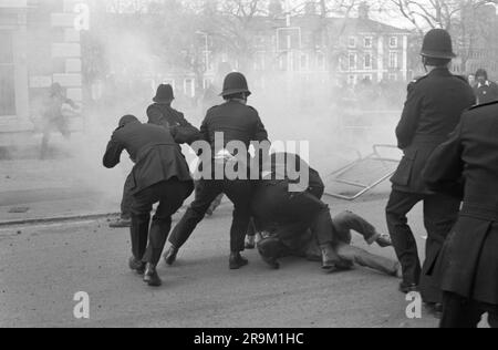 Racisme 1970s Royaume-Uni. Manifestation anti-nazie de la Ligue contre une marche par le Front National à travers le centre de Leicester. La police et les manifestants de la Ligue anti-nazie dans une escarmouche. Leicester, Angleterre vers 1978. HOMER SYKES Banque D'Images