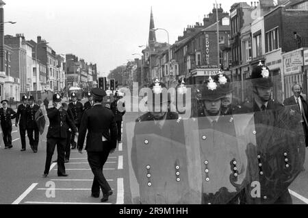 Racisme 1970s Royaume-Uni. Manifestation anti-nazie de la Ligue contre une marche par le Front National à travers le centre de Leicester. Des briques etc ont été lancées à la police par des manifestants anti-nazis de la Ligue, alors que la police tente de récupérer le centre de Leicester. Leicester, Angleterre vers 1978. HOMER SYKES Banque D'Images