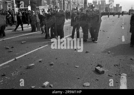 Racisme 1970s Royaume-Uni. Manifestation anti-nazie de la Ligue contre une marche par le Front National à travers le centre de Leicester. Des briques etc ont été lancées à la police par des manifestants anti-nazis de la Ligue, alors que la police tente de récupérer le centre de Leicester. Château de Leicester en arrière-plan. Leicester, Angleterre vers 1978. HOMER SYKES Banque D'Images