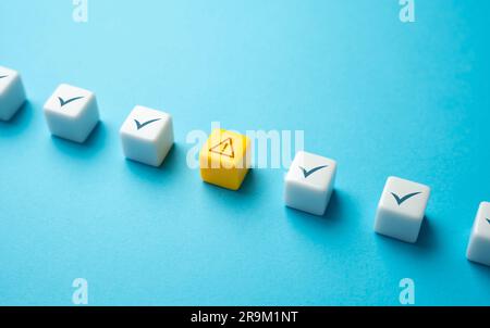 Avertissement de problème. Un problème inconnu a été identifié lors d'une vérification du système. Correction d'erreur. Quelque chose de mal. Sécurité sur le lieu de travail. Risques potentiels. Anomale Banque D'Images