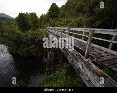 Ancien pont de chemin de fer en bois abandonné restauré historique qui mène au-dessus du ruisseau Mokihinui à la piste de Chasm Creek, sur la côte ouest de l'île du Sud en Nouvelle-Zélande Banque D'Images