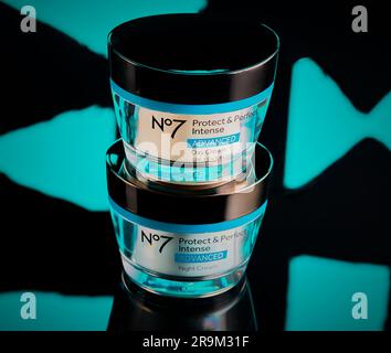 Mansfield,Nottingham,Royaume-Uni,27th juin 2023:image produit de Boots no7 jour et nuit crèmes. Banque D'Images