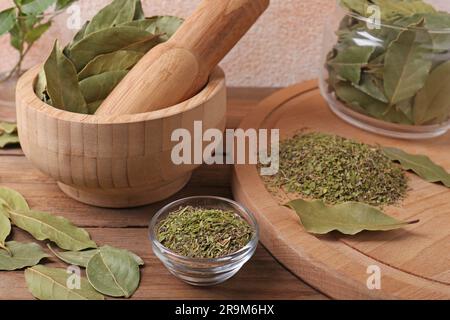 Feuilles de baie aromatiques entières et souterraines sur une table en bois Banque D'Images