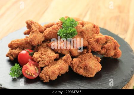 Tori Karaage ou Zangi, poulet frits japonais enrobé de farine croustillante Banque D'Images