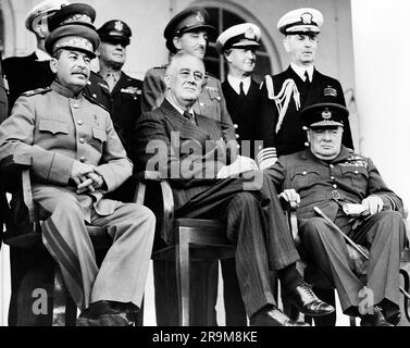 Secrétaire général soviétique Josef Staline, États-Unis Le président Franklin Roosevelt, le Premier ministre britannique Winston Churchill, sous le porche de l'ambassade de Russie pendant la Conférence de Téhéran, Téhéran, Iran, États-Unis Corps des transmissions de l'armée, décembre 1943 Banque D'Images