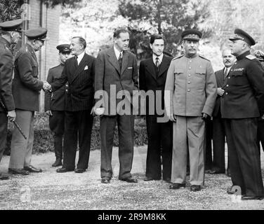 ÉTATS-UNIS Le général George C. Marshall, chef d'état-major des États-Unis, qui se mêle à Sir Archibald Clark Keer, ambassadeur britannique en URSS, Harry Hopkins, interprète du maréchal Staline, le maréchal Josef Staline, le ministre des Affaires étrangères Vyacheslav Molotov, le général Kliment Voroshilov, lors de la Conférence de Téhéran, Téhéran, Iran, ÉTATS-UNIS Corps des transmissions de l'armée, novembre 1943 Banque D'Images