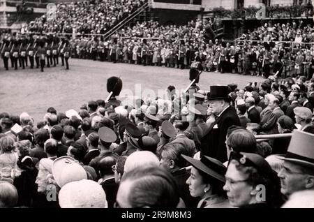 Le Premier ministre britannique Winston Churchill devant la foule lors de la cérémonie du Trooping The Color, Londres, Angleterre, Royaume-Uni, Toni Frissell, Juin 1953 Banque D'Images