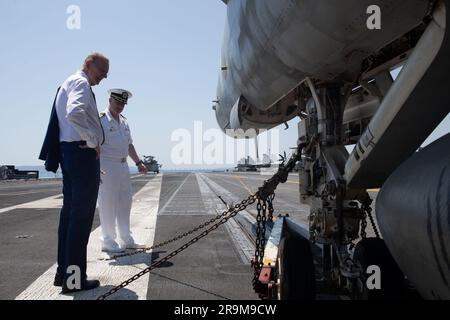 Le vice-premier ministre de Croatie Davor Božinović, à droite, a fait une visite du pont de vol du plus grand porte-avions au monde, USS Gerald R. Ford, par le capitaine Richard Burgess, commandant de Gerald R. Ford (CVN 78), avant une réception alors qu'il était ancré sur la côte de Split, Croatie, 27 juin, 2023. Gerald R. Ford est les États-Unis Le plus récent et le plus avancé porte-avions de la Marine, ce qui représente un bond générationnel aux États-Unis La capacité de la Marine à projeter sa puissance à l’échelle mondiale. Le groupe de grève Gerald R. Ford est en cours de déploiement aux États-Unis Zone d'opérations des forces navales en Europe, emp Banque D'Images