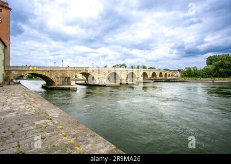 Ratisbonne, Bavière – DE – 5 juin 2023 vue horizontale du pont en pierre datant du 12th siècle, traversant le Danube reliant la vieille ville à Stadtamhof. Il Banque D'Images