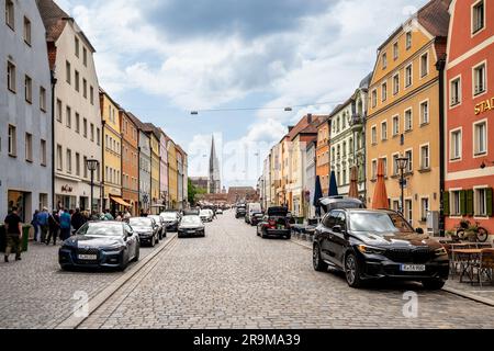 Ratisbonne, Bavière – DE – 5 juin 2023 vue horizontale du Stadtamhof de Ratisbonne, la rue principale, bordée de bâtiments colorés qui traversent le t Banque D'Images