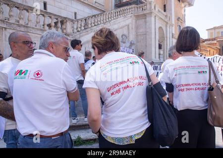 Rome, Italie. 27th juin 2023. Manifestation organisée par les travailleurs de Villa Maraini sur la Piazza del Campidoglio pour protester contre l'échec de la région du Latium et de Rome capitale des fonds nécessaires pour garantir un niveau suffisant d'assistance aux plus de 600 patients qui sont aidés chaque jour. (Photo de Matteo Nardone/Pacific Press) Credit: Pacific Press Media production Corp./Alay Live News Banque D'Images