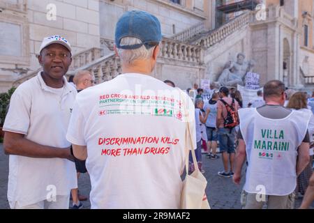 Rome, Italie. 27th juin 2023. Manifestation organisée par les travailleurs de Villa Maraini sur la Piazza del Campidoglio pour protester contre l'échec de la région du Latium et de Rome capitale des fonds nécessaires pour garantir un niveau suffisant d'assistance aux plus de 600 patients qui sont aidés chaque jour. (Photo de Matteo Nardone/Pacific Press) Credit: Pacific Press Media production Corp./Alay Live News Banque D'Images