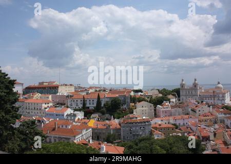 Vue sur Lisbonne depuis le Belvédère de Miradouro dans la Torre da Igreja de Castelo Banque D'Images