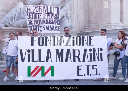 Rome, Italie. 27th juin 2023. Manifestation organisée par les travailleurs de Villa Maraini sur la Piazza del Campidoglio pour protester contre l'échec de la région du Latium et de Rome capitale des fonds nécessaires pour garantir un niveau suffisant d'assistance aux plus de 600 patients qui sont aidés chaque jour. (Credit image: © Matteo Nardone/Pacific Press via ZUMA Press Wire) USAGE ÉDITORIAL SEULEMENT! Non destiné À un usage commercial ! Banque D'Images
