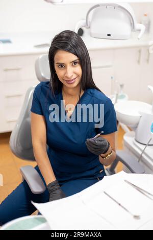 beau dentiste préparant les instruments médicaux pour assister les patients dans son cabinet dentaire, mode de vie professionnel de la santé, équipement Banque D'Images