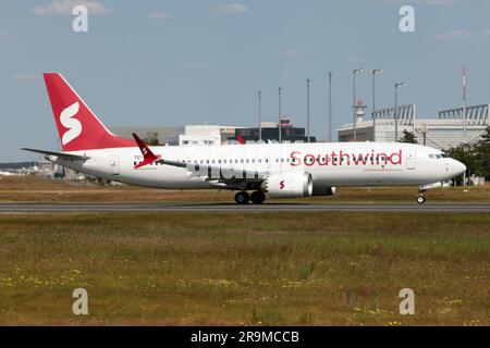 Francfort, Allemagne. 3rd juin 2023. Un Boeing 737-8 MAX de Southwind Airlines quitte l'aéroport de Francfort. Southwind Airlines est une compagnie aérienne turque fondée en avril 2022. Les vols à destination de la Russie ont commencé en août de cette année-là, tandis que l'Allemagne a été ajoutée à son réseau un mois plus tard. (Credit image: © Fabrizio Gandolfo/SOPA Images via ZUMA Press Wire) USAGE ÉDITORIAL SEULEMENT! Non destiné À un usage commercial ! Banque D'Images