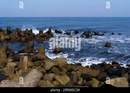 Tétrapodes ou brise-lames à la plage de Glagah à Kulonprogo, Indonésie. Photographie de la nature. Banque D'Images