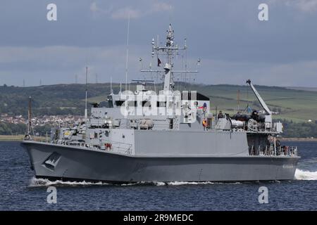 UNI Cherkasy (M311), chasseur de mines de la classe Sandown exploité par la marine ukrainienne, passant Greenock sur le Firth de Clyde. Le navire participe à l'exercice Sea Breeze 23-1 (nommé Alba Breeze en reconnaissance de la nation hôte temporaire), un exercice militaire multinational qui a lieu cette année en Écosse, au lieu de la nation hôte habituelle de l'Ukraine. Ce navire avait servi avec la Royal Navy du Royaume-Uni en tant que HMS Shoreham (M112), jusqu'à ce qu'elle soit désaffectée en 2022, puis transférée à la Marine ukrainienne plus tôt cette année. C'est son premier exercice naval entre les mains de ses nouveaux propriétaires. Banque D'Images