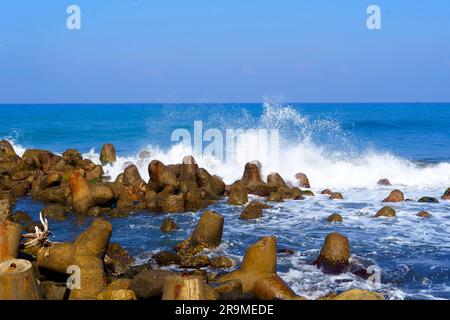 Tétrapodes ou brise-lames à la plage de Glagah à Kulonprogo, Indonésie. Photographie de la nature. Banque D'Images