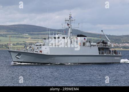 UNI Cherkasy (M311), chasseur de mines de la classe Sandown exploité par la marine ukrainienne, passant Greenock sur le Firth de Clyde. Le navire participe à l'exercice Sea Breeze 23-1 (nommé Alba Breeze en reconnaissance de la nation hôte temporaire), un exercice militaire multinational qui a lieu cette année en Écosse, au lieu de la nation hôte habituelle de l'Ukraine. Ce navire avait servi avec la Royal Navy du Royaume-Uni en tant que HMS Shoreham (M112), jusqu'à ce qu'elle soit désaffectée en 2022, puis transférée à la Marine ukrainienne plus tôt cette année. C'est son premier exercice naval entre les mains de ses nouveaux propriétaires. Banque D'Images