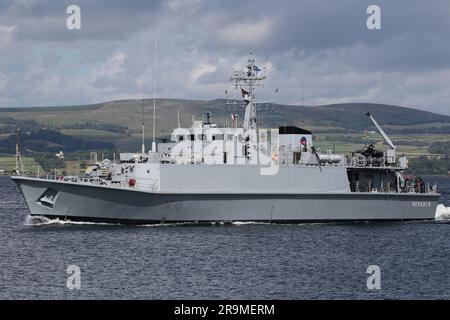 UNI Cherkasy (M311), chasseur de mines de la classe Sandown exploité par la marine ukrainienne, passant Greenock sur le Firth de Clyde. Le navire participe à l'exercice Sea Breeze 23-1 (nommé Alba Breeze en reconnaissance de la nation hôte temporaire), un exercice militaire multinational qui a lieu cette année en Écosse, au lieu de la nation hôte habituelle de l'Ukraine. Ce navire avait servi avec la Royal Navy du Royaume-Uni en tant que HMS Shoreham (M112), jusqu'à ce qu'elle soit désaffectée en 2022, puis transférée à la Marine ukrainienne plus tôt cette année. C'est son premier exercice naval entre les mains de ses nouveaux propriétaires. Banque D'Images