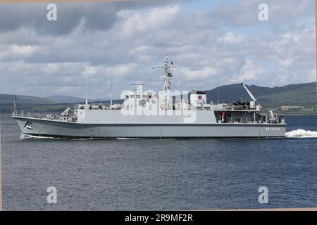 UNI Cherkasy (M311), chasseur de mines de la classe Sandown exploité par la marine ukrainienne, passant Greenock sur le Firth de Clyde. Le navire participe à l'exercice Sea Breeze 23-1 (nommé Alba Breeze en reconnaissance de la nation hôte temporaire), un exercice militaire multinational qui a lieu cette année en Écosse, au lieu de la nation hôte habituelle de l'Ukraine. Ce navire avait servi avec la Royal Navy du Royaume-Uni en tant que HMS Shoreham (M112), jusqu'à ce qu'elle soit désaffectée en 2022, puis transférée à la Marine ukrainienne plus tôt cette année. C'est son premier exercice naval entre les mains de ses nouveaux propriétaires. Banque D'Images