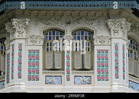 Terrace House, Singapour, mélange de styles européen et peranakan, ornements en plâtre, carreaux floraux et motifs chinois raffinés Phoenix Dragon Banque D'Images