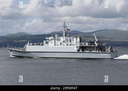 UNI Cherkasy (M311), chasseur de mines de la classe Sandown exploité par la marine ukrainienne, passant Greenock sur le Firth de Clyde. Le navire participe à l'exercice Sea Breeze 23-1 (nommé Alba Breeze en reconnaissance de la nation hôte temporaire), un exercice militaire multinational qui a lieu cette année en Écosse, au lieu de la nation hôte habituelle de l'Ukraine. Ce navire avait servi avec la Royal Navy du Royaume-Uni en tant que HMS Shoreham (M112), jusqu'à ce qu'elle soit désaffectée en 2022, puis transférée à la Marine ukrainienne plus tôt cette année. C'est son premier exercice naval entre les mains de ses nouveaux propriétaires. Banque D'Images