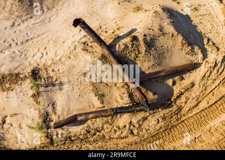 Vieilles pipes rouillées d'une drague sur une fosse de sable, vue de dessus Banque D'Images