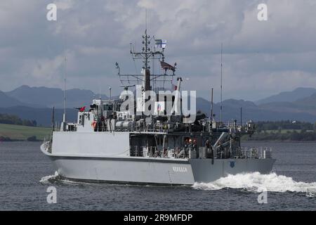 UNI Cherkasy (M311), chasseur de mines de la classe Sandown exploité par la marine ukrainienne, passant Greenock sur le Firth de Clyde. Le navire participe à l'exercice Sea Breeze 23-1 (nommé Alba Breeze en reconnaissance de la nation hôte temporaire), un exercice militaire multinational qui a lieu cette année en Écosse, au lieu de la nation hôte habituelle de l'Ukraine. Ce navire avait servi avec la Royal Navy du Royaume-Uni en tant que HMS Shoreham (M112), jusqu'à ce qu'elle soit désaffectée en 2022, puis transférée à la Marine ukrainienne plus tôt cette année. C'est son premier exercice naval entre les mains de ses nouveaux propriétaires. Banque D'Images