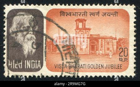 INDE - VERS 1971: Timbre imprimé par l'Inde, montre Rabindranath Tagore et bâtiment, vers 1971 Banque D'Images