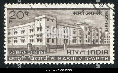 INDE - VERS 1971: Timbre imprimé par l'Inde, montre l'Université Kashi Vidyapith, vers 1971 Banque D'Images