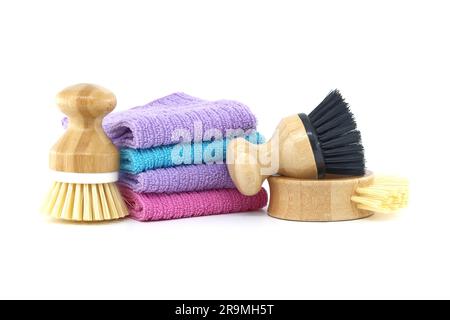 Ensemble de fournitures de nettoyage variées, y compris des torchons aux couleurs pastel et quelques brosses à vaisselle isolées sur fond blanc Banque D'Images