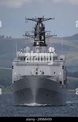 KNM Nordkapp (A531), un navire de classe Nordkapp exploité par la Royal Norwegian Navy, passant Greenock sur le Firth de Clyde. Le navire participe à l'exercice Sea Breeze 23-1 (nommé Alba Breeze en reconnaissance de la nation hôte temporaire), un exercice militaire multinational qui a lieu cette année en Écosse, au lieu de la nation hôte habituelle de l'Ukraine. Ce navire avait auparavant servi avec la garde-côtes norvégienne en tant que NoCGV Nordkapp (W320) comme navire de patrouille offshore, jusqu'à ce qu'elle soit transférée à la marine en novembre 2022, où elle est maintenant au sein de l'escadron de déminage 1st. Banque D'Images