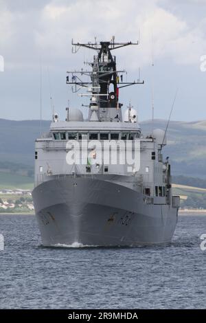 KNM Nordkapp (A531), un navire de classe Nordkapp exploité par la Royal Norwegian Navy, passant Greenock sur le Firth de Clyde. Le navire participe à l'exercice Sea Breeze 23-1 (nommé Alba Breeze en reconnaissance de la nation hôte temporaire), un exercice militaire multinational qui a lieu cette année en Écosse, au lieu de la nation hôte habituelle de l'Ukraine. Ce navire avait auparavant servi avec la garde-côtes norvégienne en tant que NoCGV Nordkapp (W320) comme navire de patrouille offshore, jusqu'à ce qu'elle soit transférée à la marine en novembre 2022, où elle est maintenant au sein de l'escadron de déminage 1st. Banque D'Images