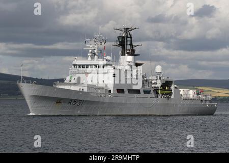 KNM Nordkapp (A531), un navire de classe Nordkapp exploité par la Royal Norwegian Navy, passant Greenock sur le Firth de Clyde. Le navire participe à l'exercice Sea Breeze 23-1 (nommé Alba Breeze en reconnaissance de la nation hôte temporaire), un exercice militaire multinational qui a lieu cette année en Écosse, au lieu de la nation hôte habituelle de l'Ukraine. Ce navire avait auparavant servi avec la garde-côtes norvégienne en tant que NoCGV Nordkapp (W320) comme navire de patrouille offshore, jusqu'à ce qu'elle soit transférée à la marine en novembre 2022, où elle est maintenant au sein de l'escadron de déminage 1st. Banque D'Images