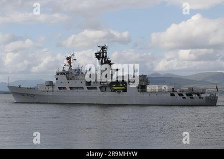 KNM Nordkapp (A531), un navire de classe Nordkapp exploité par la Royal Norwegian Navy, passant Greenock sur le Firth de Clyde. Le navire participe à l'exercice Sea Breeze 23-1 (nommé Alba Breeze en reconnaissance de la nation hôte temporaire), un exercice militaire multinational qui a lieu cette année en Écosse, au lieu de la nation hôte habituelle de l'Ukraine. Ce navire avait auparavant servi avec la garde-côtes norvégienne en tant que NoCGV Nordkapp (W320) comme navire de patrouille offshore, jusqu'à ce qu'elle soit transférée à la marine en novembre 2022, où elle est maintenant au sein de l'escadron de déminage 1st. Banque D'Images