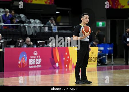 28th juin 2023 ; The Quaycenter, Sydney Olympic Park, Sydney, Nouvelle-Galles du Sud, Australie: Coupe de l'Asie FIBA Womens 2023, Nouvelle-Zélande contre Liban; l'arbitre attend le début du match Banque D'Images