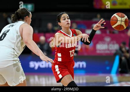 28th juin 2023 ; The Quaycenter, Sydney Olympic Park, Sydney, Nouvelle-Galles du Sud, Australie: Coupe de l'Asie FIBA Womens 2023, Nouvelle-Zélande contre Liban; Miramar Mokdad du Liban passe le ballon Banque D'Images